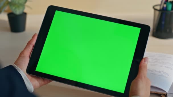 Nierozpoznawalna Bizneswoman Oglądająca Greenscreen Tablet Pracująca Firmowym Zamknięciu Nieznany Przedsiębiorca — Wideo stockowe