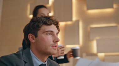 Odaklanmış adam ofis kapanışı. Çekici sekreter kadın patrona sıcak kahve getiriyor. İki çalışan kabinede bilgisayar projesini tartışıyor. Ciddi iş ortakları takım çalışması 