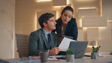 Proje yöneticileri ofis evraklarını tartışıyorlar. Dost canlısı meslektaşlar, finansal veri analizi yapan bilgisayar hakkında konuşuyor. Bilgi açıklayan profesyonel analist danışmanı. Takım çalışması işbirliği 