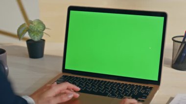Serbest çalışan eller ofiste krom dizüstü bilgisayarı araklıyor. Yeşil ekranda haber okuyan tanınmayan bir kadın. İş kadını parmakları, defter maketi işyerinde çalışıyor. Kablosuz teknolojiler 