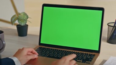 Resmi bayan yeşil ekranlı bilgisayarı eve yakın çekim yaparken işaret ediyor. Tanımlanamayan yönetmen bilgisayar başında konuşuyor. Patron görünümlü kroma anahtarı içeride sanal konferans yapıyor.