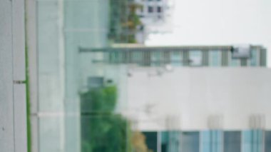 Dışarıda bilgisayarda çalışan genç adam dikey olarak kapatıyor. Hipster adam Autumn caddesinde internette geziniyor. Kablosuz internet bağlantısı kuran kıvırcık gençler binalarda sohbet ediyorlar. Öğrenci tek başına öğreniyor