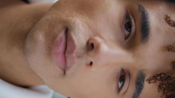 Kudrnatý Chlap Pózuje Vertikálním Portrétu Města Mladý Muž Hledící Kamerou — Stock video
