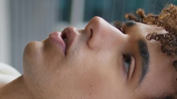 Sokak Dikey Portresinde Konuşan Ciddi Bir Model Yüzü Kablosuz Kulaklık — Stok video