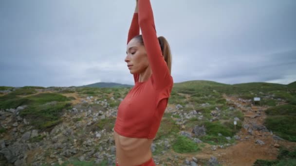 Portrettidrettsutøver Yoga Trening Vakre Skyer Som Blander Fitness Med Naturens – stockvideo