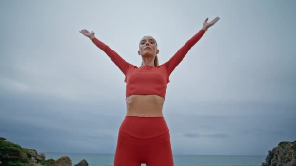 Donna Fitness Alzando Braccia Yoga Posa Davanti Mare Nuvoloso Che — Video Stock