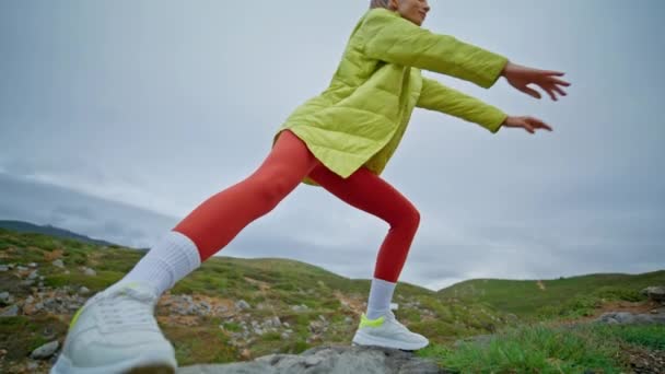 Zayıf Sporcu Kadın Yeşil Arazide Çömelme Hareketleri Yapıyor Dayanıklılık Örneği — Stok video
