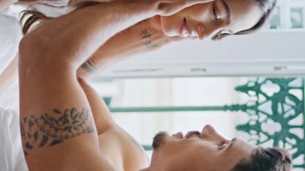 Milující Pár Líbání Interiéru Okna Detailní Romantičtí Milenci Odpočívající Pod — Stock video