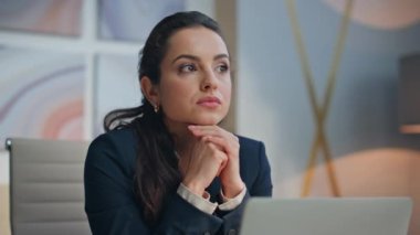 Masa başı iş konusunda başarılı bir yönetici. Gülümseyen kadın yönetici kameraya bakıp ofis portresindeki kurumsal görevleri düşünüyor. Özel kabinede poz veren kendinden emin mutlu bir iş kadını. 