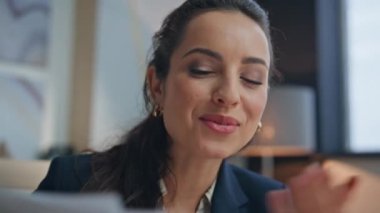Tarz sahibi bir öğretmen web sınıfında yakın çekim yapıyor. Çekici bir iş kadını, ofisteki iş arkadaşlarıyla telefonda konuşuyor. Neşeli satış müdürünün elinde müşteriye danışmanlık yapan belgeler var. Mutlu kadın çalışıyor. 