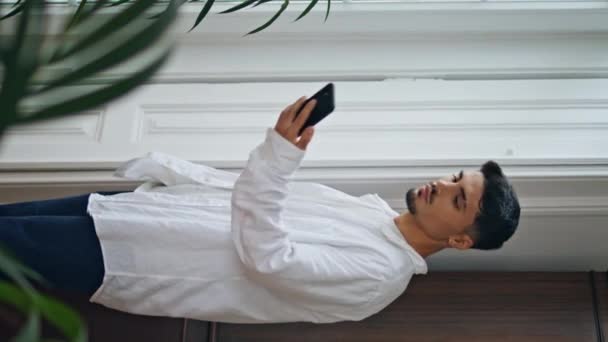 Homem Feliz Videocalling Smartphone Sala Luz Estudante Contemporâneo Falando Com — Vídeo de Stock