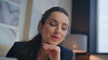 Kadın yöneticiler web konferansını ofiste kapatıyor. Neşe dolu yönetici, online görüşme yapan ortaklarla sonuçları tartışıyor. Arkadaş canlısı, güzel bir çalışan, konuşan meslektaşları arıyor. 