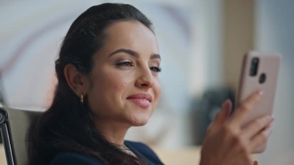 Sorrindo Jovem Assistindo Smartphone Sentado Agência Criativa Buro Closeup Mulher — Vídeo de Stock