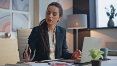 Kendine güveni tam bir akıllı telefon ekranı gibi görünen kız ofis masasının kapanmasına şaşırıyor. Çekici bir iş kadını içten içe gülümseyen bir telefon mesajı gönderiyor. Mutlu bir şekilde cep telefonunu izleyen neşeli bir kadın. 