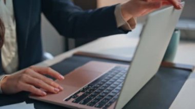 Kadının elleri iş yerinde bilgisayarı kapatıyor. Yorgun iş kadını bilgisayar kapağını kapatıyor ve zor projeyi bitirmeye çalışıyor. Çok çalışan çalışanlar ofiste baş ağrısı hissediyorlar. 