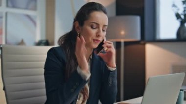 Gülümseyen yönetmen modern ofiste cep telefonunu arıyor. Rahatlamış şirket yöneticisi laptopta arkadaşça akıllı telefon sohbetinin tadını çıkarıyor. Kaygısız neşeli kadın müşteri ile konuşuyor.
