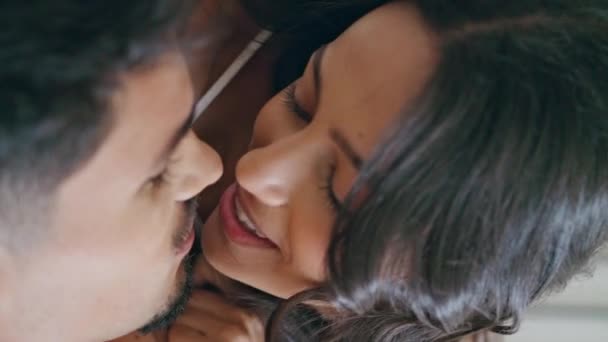 Sanfte Frau Küsst Mann Schlafzimmer Aus Nächster Nähe Ehepaar Streichelt — Stockvideo