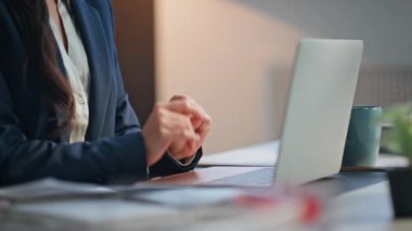 Kadın iş yerinde bilgisayarlı klavyeye mesaj atıyor. Mutlu iş kadını bilgisayar kapanışı iş günü projesini son teslim tarihine yetiştirdi. Gülümseyen çalışan ofiste mola veriyor. 