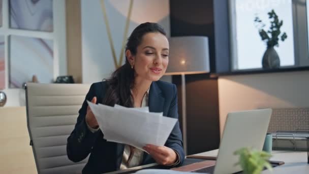 Happy Woman Manager Powitanie Wideo Machając Ręką Luksusowym Biurze Pomocą — Wideo stockowe