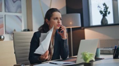 Ofis masasında oturan deli kadın cep telefonunu tartışıyor. Stresli iş kadını telefon görüşmelerinde işten şikayet ediyor. Sinir şirketinin yöneticisi ortağını arıyor. 