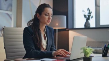 Hayal kırıklığına uğramış iş kadını cep telefonu bildirimini kontrol ediyor Buro kapanışında kötü bir mesaj veriyor. Ofis masasında oturamadığı için üzgün bir kadın. Sıkıntılı bayan sıkıntıdan rahatsız oluyor. 