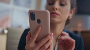 Akıllı telefonu eline alan kadın ofisin kapanış töreninde çok başarılı oldu. Mutlu iş kadını cep telefonuyla iş yerinde başarıyı kutluyor. Heyecanlı kız profesyonel sevinçli iş zaferi 