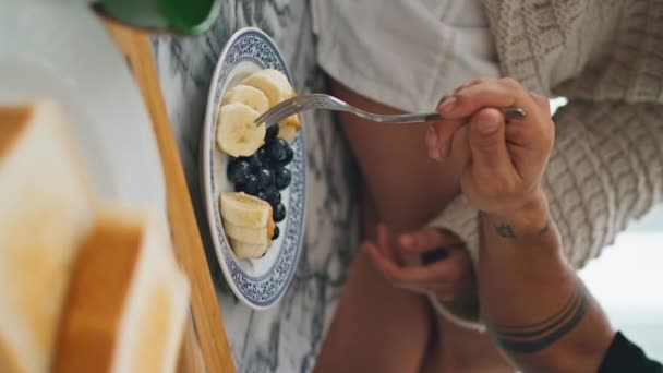 Pair Hands Eating Breakfast Kitchen Closeup Tattooed Man Fingers Holding — Stock Video