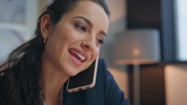 Κοντινό Πλάνο Χαρούμενη Κυρία Μιλούν Κινητό Τηλέφωνο Στο Χώρο Εργασίας — Αρχείο Βίντεο