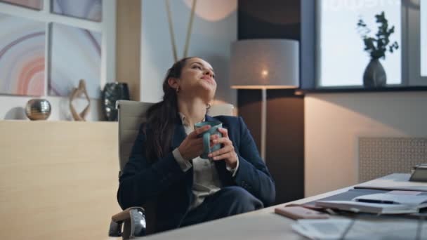 Χαλαρωμένη Κυρία Πίνοντας Καφέ Απολαμβάνοντας Ήρεμο Διάλειμμα Κλειστά Μάτια Ζεστή — Αρχείο Βίντεο