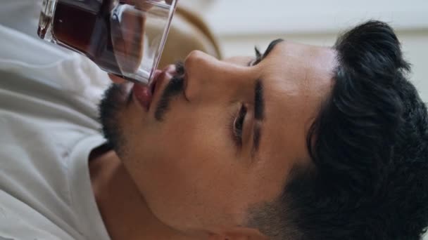 Αναπαύεται Άνθρωπος Πίνοντας Ποτήρι Ουίσκι Στο Σπίτι Πορτρέτο Ήρεμος Τύπος — Αρχείο Βίντεο