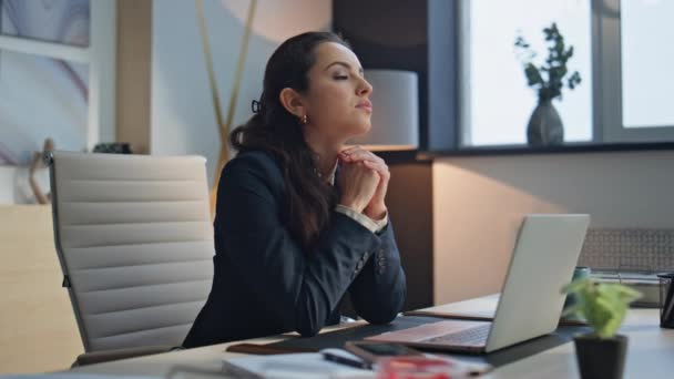 Pensive Businesswoman Resting Desk Cozy Workplace Calm Woman Taking Break — Stockvideo