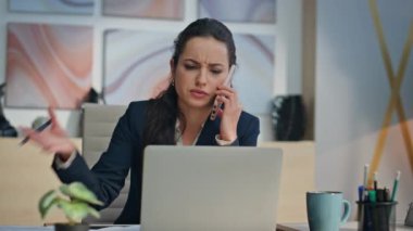 Ofiste cep telefonundan konuşan gergin kadın kağıtları karıştırıyor. Öfkeli yönetici, yaratıcı ajansdan akıllı telefonu arıyor. Hayal kırıklığına uğramış yönetici hücre sonu sohbeti. Sadece iş sorunları.
