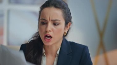 Sinirli iş kadını internette şirket ofisinde oturmaktan yakınıyor. Modern iş yerindeki bilgisayar görüntüleriyle uğraşan hoşnutsuz bayan patron. Umutsuzluk içindeki duygusal kız menajer 