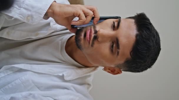 Σύγχρονος Άντρας Απαντάει Κινητό Απομακρυσμένο Γραφείο Αυτοπεποίθηση Τύπος Μιλάμε Smartphone — Αρχείο Βίντεο