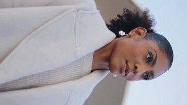 Kenar mahallelerde dikey yürüyen kendine güvenen bir kadın. Muhteşem Afro-Amerikan emlakçı. Anahtarlar mahallede geziniyor. Şık bir iş kadını akşam eve gidip geliyor. Emlakçı müşteri toplantısına gider.