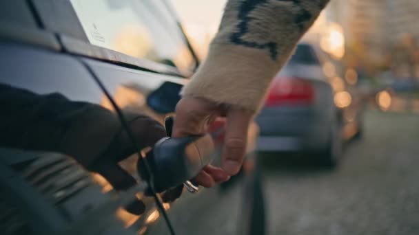 Man Hand Ontgrendelen Autodeur Met Schemering Stad Achtergrond Close Onherkenbare — Stockvideo