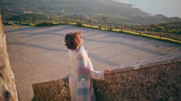 Toeristische Panoramisch Uitzicht Vanaf Historische Plaats Trap Ontspannen Vrouw Genietend — Stockvideo