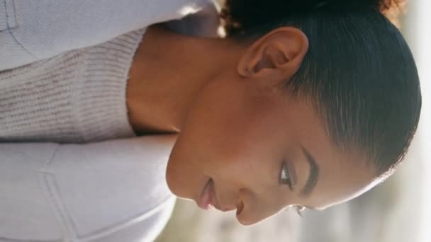 Ονειρεμένο Κορίτσι Κλείνει Μάτια Απολαμβάνοντας Αεράκι Closeup Κάθετα Ηρεμία Μαύρο — Αρχείο Βίντεο