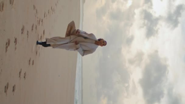 Σοβαρή Γυναίκα Τρέχει Παραλία Συννεφιασμένη Ημέρα Κάθετη Ανήσυχη Μοντέλο Άγχος — Αρχείο Βίντεο