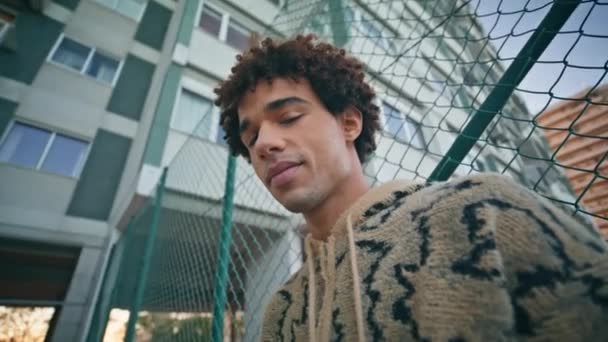 Trendig Hipster Poserar Gatan Tittar Ner Närbild Curly Latino Man — Stockvideo