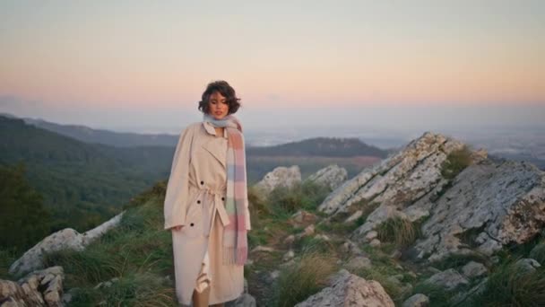 Kobieta Spacerująca Wieczorem Wzgórzach Spokojny Weekend Elegancka Kobieta Odkrywająca Piękno — Wideo stockowe