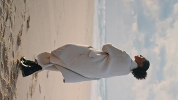 Спокойный Путешественник Ходить Пляж Осенью Выходные Вертикальные Одинокий Африканский Американец — стоковое видео