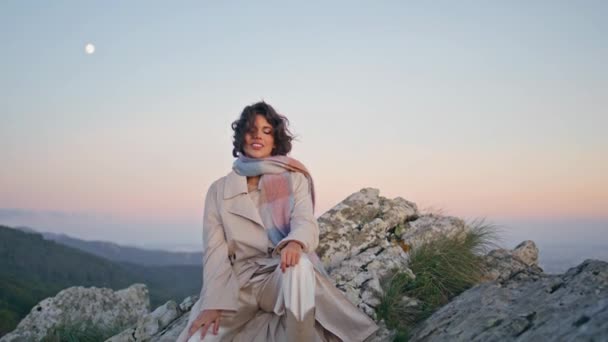 Relaxed Brunette Sitting Evening Rocks Enjoying Serene Ambiance Elegant Woman — Stock Video