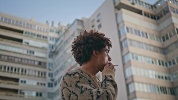 Uomo Premuroso Che Fuma Primo Piano Nel Paesaggio Urbano Hipster — Video Stock