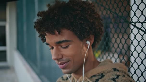 Усміхнений Підліток Слухає Пісню Навушниках Тихій Міській Зоні Крупним Планом — стокове відео