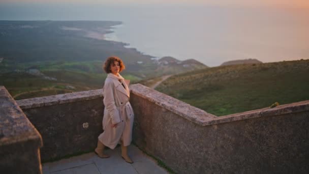 Жінка Йде Сходами Березі Заходу Сонця Насолоджуючись Спокійною Красою Природи — стокове відео