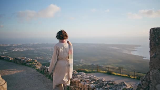 Explorer Στέκεται Ψηλά Θέα Μακρινή Ακτογραμμή Αστικό Τοπίο Ξέγνοιαστη Γυναίκα — Αρχείο Βίντεο