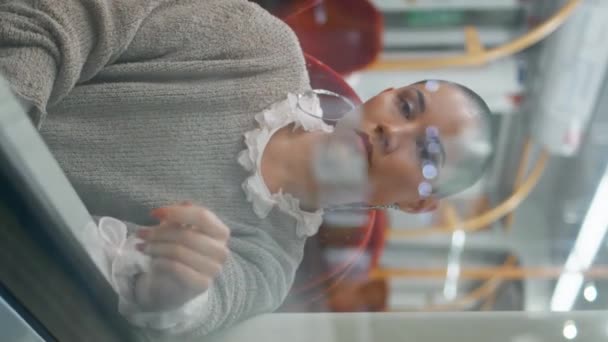 Femme Détendue Ennuyeuse Dans Train Regardant Fenêtre Quai Gare Triste — Video