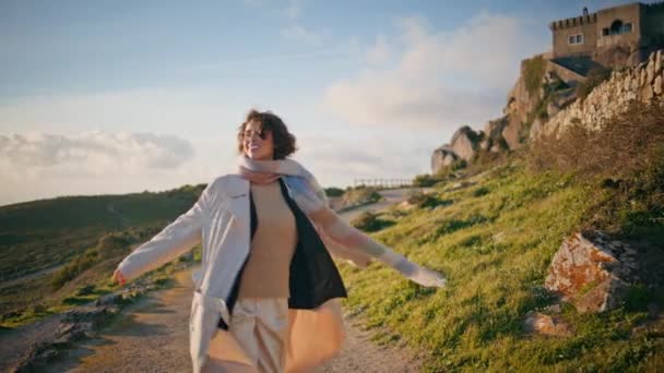 Joyful Tourist Exploring Nature Landscape Smiling Feeling Freedom Scenic Backdrop — Stock Video