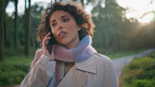 Elegant Kvinde Ringer Mobiltelefon Solrige Aften Skov Closeup Smuk Brunette – Stock-video